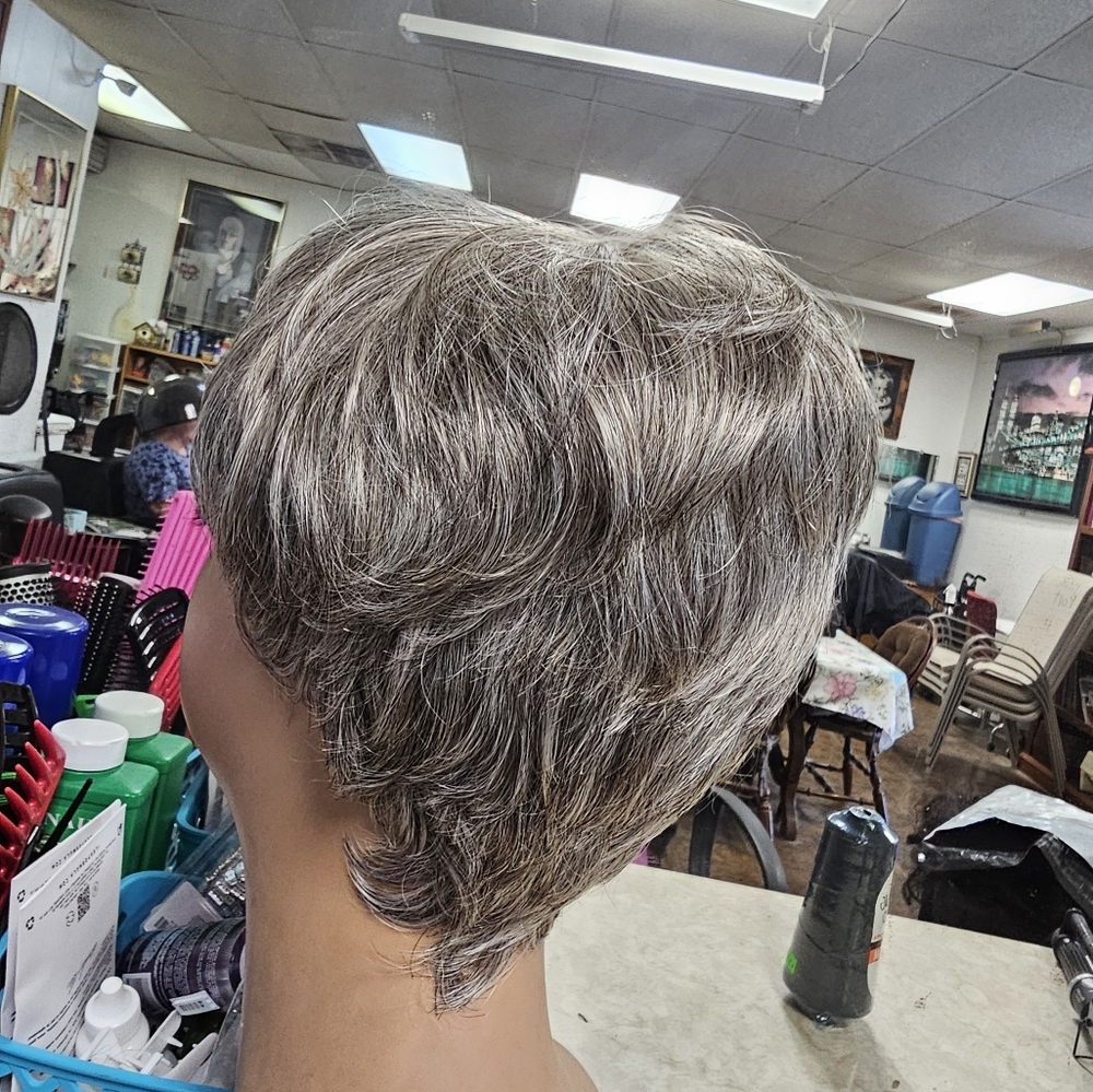 Beautiful wig - Picture 2 of 3